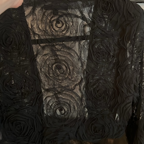 Beautiful rosette pattern jacket - Picture 3 of 3